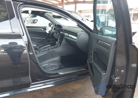 2021 Volkswagen Passat 2.0T R-Line z USA, uszkodzony, nr VIN 1VWMA7A30MC014188